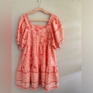 Soft dress with padded sleeves with adjustable drawstrings at the waist. Size L